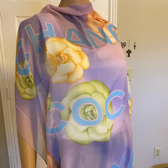 Immaculate CHANEL Silk Scarf - Picture 9 of 9